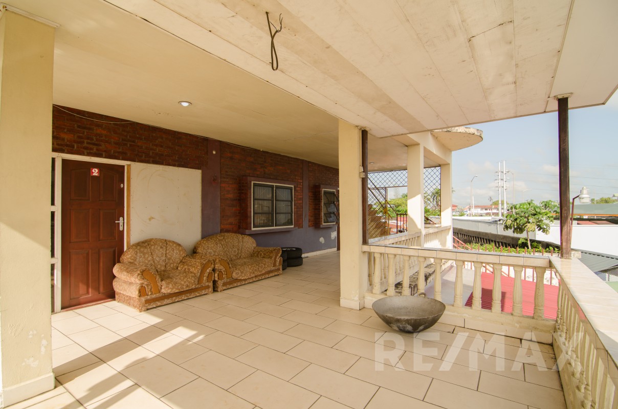 Langagrasiestraat 55 RE/MAX Suriname Our real estate agents