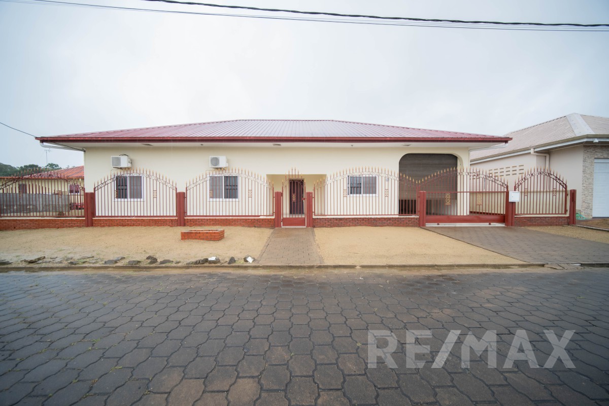 Gated Community Villa Park Kwatta Mosstraat 6 RE/MAX Suriname De